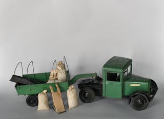 null CIJ 1/10ème Réf8/40 – 1935
Tracteur routier RENAULT 5T vert avec plateau à ridelles...
