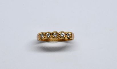 null Demi-alliance américaine en or jaune 750°/00 sertie de cinq diamants taille...