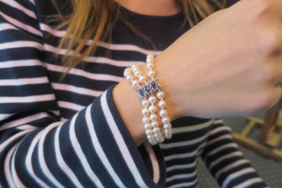 null Bracelet manchette trois rangs de perles de culture, deux barettes et fermoir...