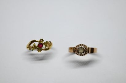 null Two antique rings, one in 750°/00 yellow gold, art nouveau style with foliage...