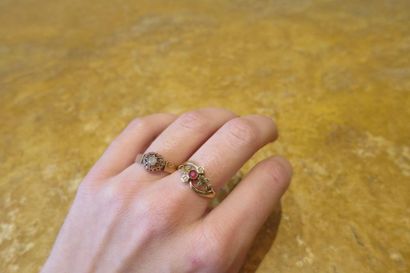 null Two antique rings, one in 750°/00 yellow gold, art nouveau style with foliage...