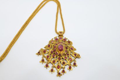 null Collier en or jaune 750°/00 composé d’un pendentif à décor floral stylisé et...