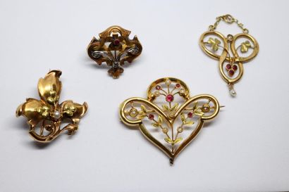 null Lot de trois broches et un pendentif de style art nouveau en or jaune ou or...