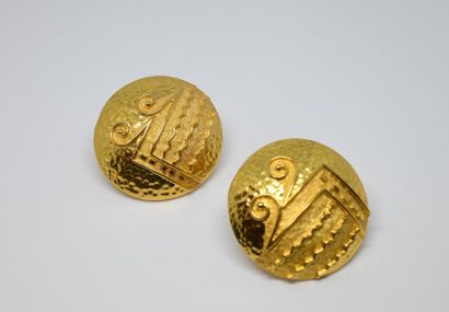 null Paire de boutons d'oreille en or jaune 750°/00, le fond martelé et à décor en...