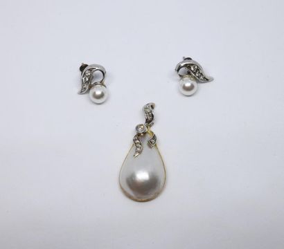 null Pendentif perle Mabé en forme de poire, en or gris et or jaune 750°/00, serti...