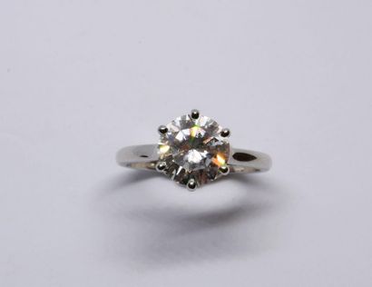 null Bague solitaire en or gris 750°/00 et platine, ornée d'un diamant taille moderne...