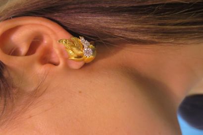 null Paire de clips d'oreilles en or jaune 750°/00 martelé stylisant des feuillages,...