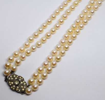 null Collier de perles de culture blanches de deux rangs (diamètre 5,8 mm), fermoir...