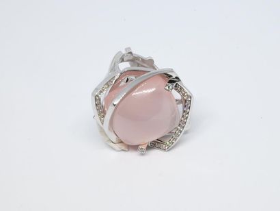 null Bague géométrique en or gris 750°/00 sertie d'un quartz rose taille cabochon...