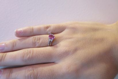 null Bague moderne ornée d’un saphir rose de forme oval, épaulé de 4 diamants taille...