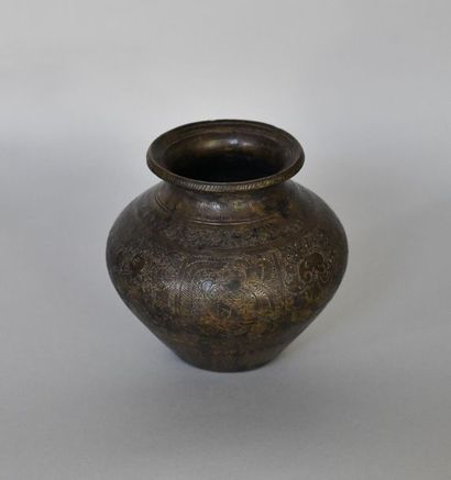 null India 20th. Bronze vase decorated with fantastic animals in reserves and geometrical...