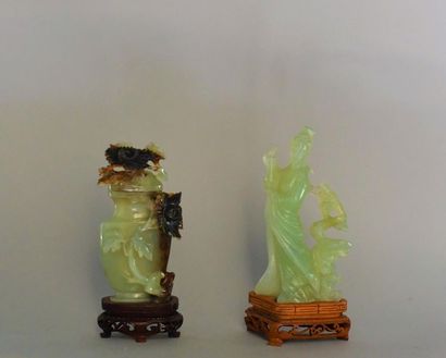 null Chine, XXème siècle. Vase couvert et statuette de femme en serpentine.
Le vase...