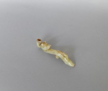 null China, 20th century
White jade fibula, the end with carved decoration of animal...