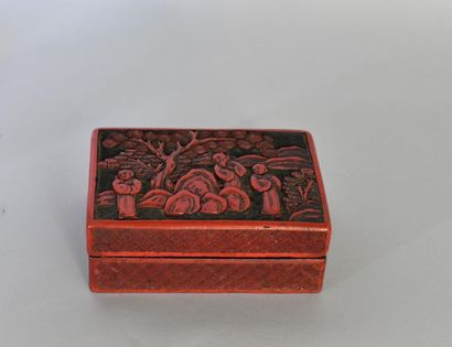 null China Xxe. Lacquer box carved with characters in a wooded and rocky landscape.
5x14,5x10...
