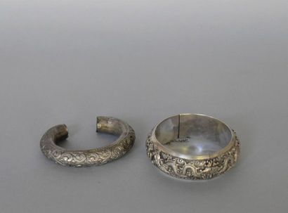 null THAILANDE. Deux bracelets creux rigides l'un en argent, à décor dragons et bouddhas...
