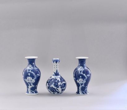 null China, 20th century. Lot comprising
Pair of small baluster vases in blue white...