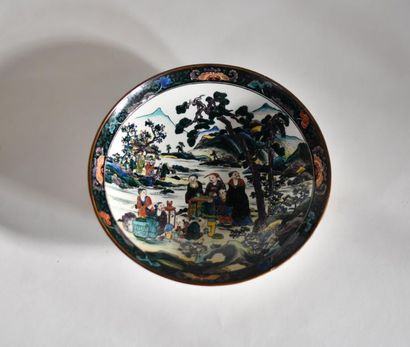 null Japon, Kutani, XXème siècle. Plat en porcelaine à décor de personnages chinois...