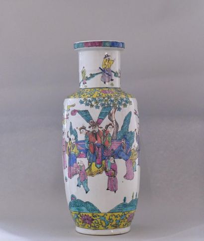 null Chine, XXème siècle.Vase rouleau en porcelaine polychrome à décor de scène de...