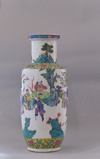 null Chine, XXème siècle.Vase rouleau en porcelaine polychrome à décor de scène de...