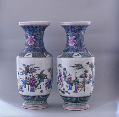 null Chine, XXème siècle.
Paire de vases balustres en porcelaine polychrome à décor...