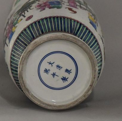 null Chine, XXème siècle.
Paire de vases balustres en porcelaine polychrome à décor...