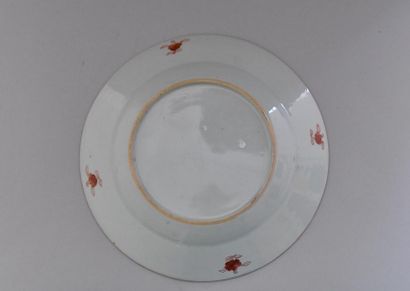 null Chine, XVIIIème siècle. Assiette en porcelaine famille rose à décor de pivoines...