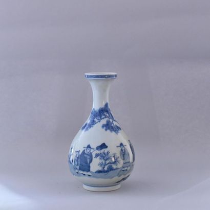 null Chine, XXème siècle. Vase Yuhuchunping en bleu blanc, à décor d’un dignitaire...