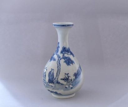 null China, 20th century. Yuhuchunping vase in blue-white, decorated with a dignitary...