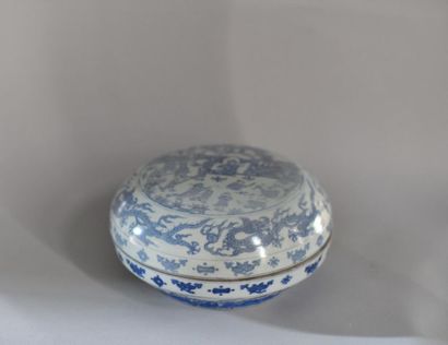 null Chine, XXème siècle. Boîte ronde couverte en porcelaine bleu blanc.
Le dessus...