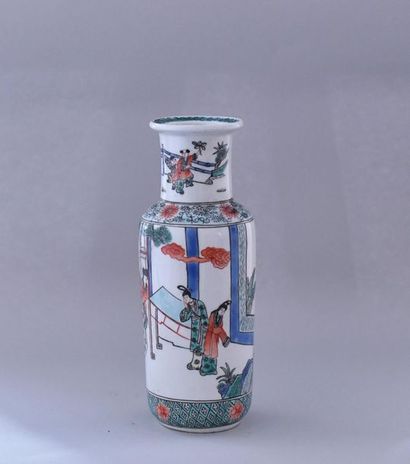 null Chine, XXème siècle.
Petit vase rouleau en porcelaine famille verte à décor...