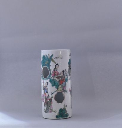 null Chine, XXème siècle. Vase cylindrique en porcelaine polychrome à décor ajouré...