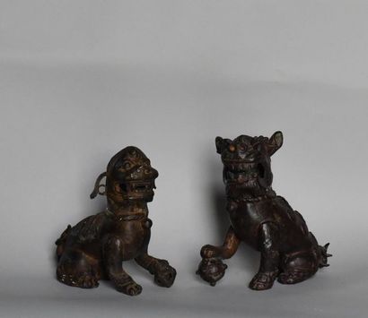 null China, 19th century.
Pair of bronze Fo dogs.
Represented sitting, each holding...