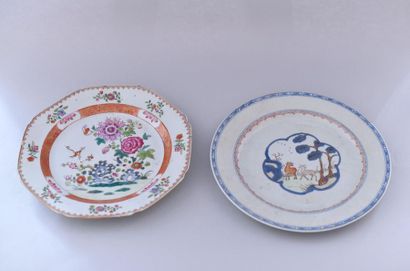 null Chine, XVIIIème siècle. Quatre assiettes en porcelaine famille rose, Imari Chinois...