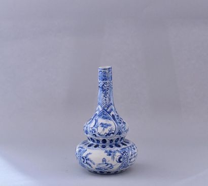 null Chine, XXème siècle. Vase double gourde en porcelaine bleu blanc à décor de...