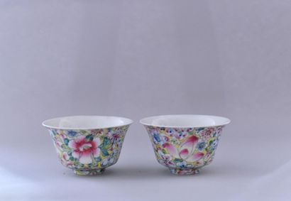 null Chine, XXème siècle. Paire de coupes en porcelaine mille-fleurs.
H. : 5,5 cm...