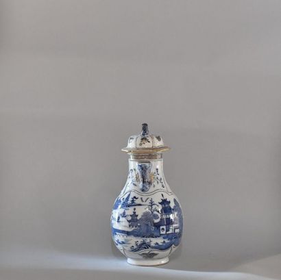 null Chine, XIXème siècle.
Aiguière en porcelaine bleu blanc à décor d’un cartouche...