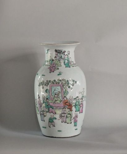 null Chine, XXème siècle.
Vase balustre en porcelaine polychrome à décor de scènes...
