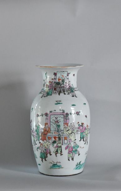 null Chine, XXème siècle.
Vase balustre en porcelaine polychrome à décor de scènes...
