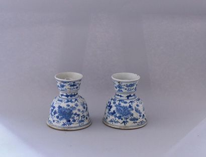 null Chine, XVIIIème-XIXème siècle
Paire de pique-cierge en porcelaine bleu blanc...