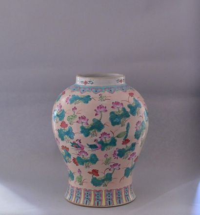 null Chine, XXème siècle. Vase en porcelaine polychrome à décor d’hérons et canards...