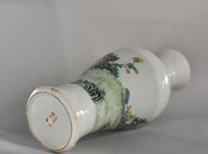 null Chine, XXème siècle.Vase balustre en porcelaine polychrome à décor d’enfants...