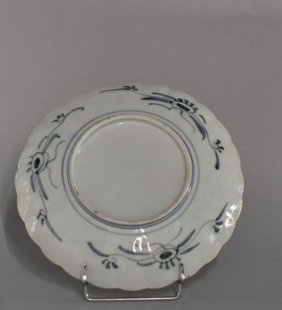 null Chine et Japon, XXème et XIXème siècle.
Plat en porcelaine style Swatow et assiette...