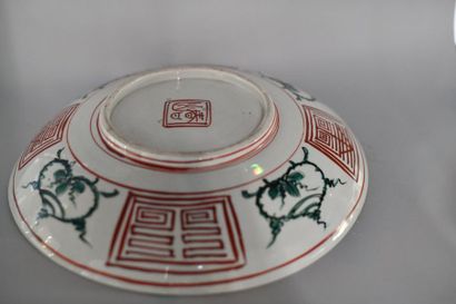 null Chine et Japon, XXème et XIXème siècle.
Plat en porcelaine style Swatow et assiette...