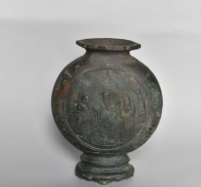 null Chine, XIXème siècle. Vase en bronze globulaire, reposant sur un pied, à décor...