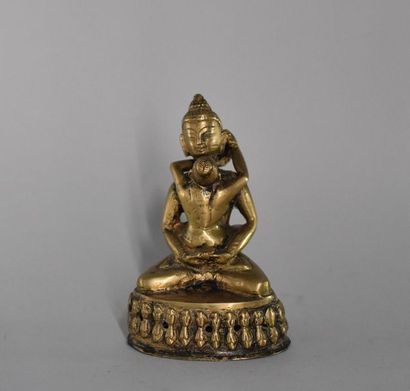 null Tibet, XXème siècle. Statuette de divinité enlaçant sa parèdre en bronze doré...