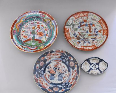 null Japon et Chine, XVIIIème et XXème siècle. Lot comprenant :
Une assiette en porcelaine...