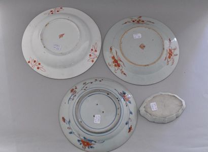 null Japon et Chine, XVIIIème et XXème siècle. Lot comprenant :
Une assiette en porcelaine...
