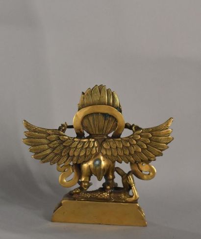 null Tibet, XXème siècle
Statuette de Garuda en bronze doré représenté debout écrasant...