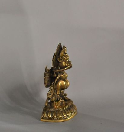 null Tibet, XXème siècle
Statuette de Garuda en bronze doré représenté debout écrasant...