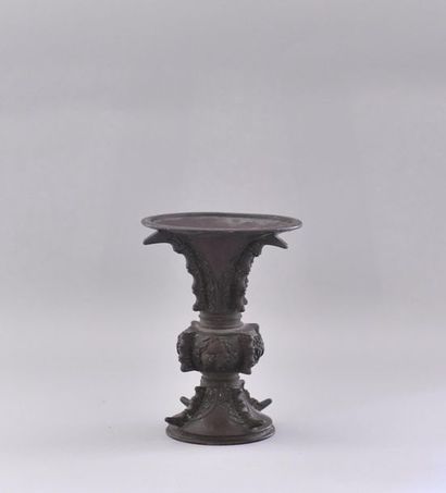 null Japon, début du XXème siècle 
Vase en bronze.La partie centrale renflée, à décor...